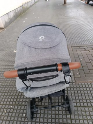 Carro de bebé gris con manillar marrón