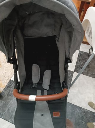 Carro de bebé gris con manillar marrón