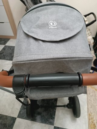Carro de bebé gris con manillar marrón