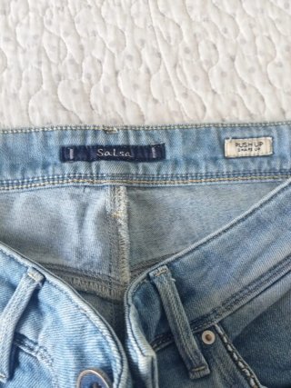 Pantalón vaquero azul claro desgastado