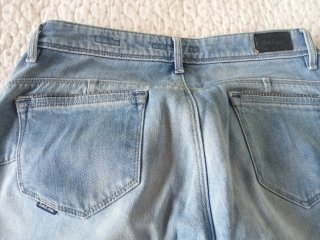 Pantalón vaquero azul claro desgastado