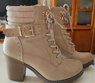 Botines Beige con Tacón y Hebilla