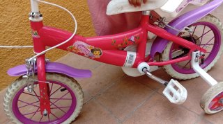 Bicicleta infantil rosa con ruedas de apoyo