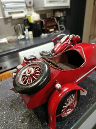 Moto antigua de chapa con sidecar