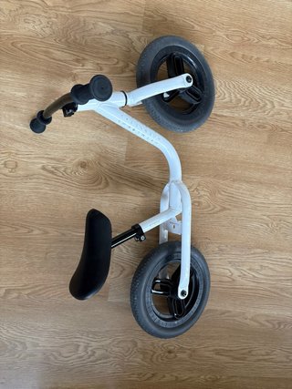 Bicicleta de equilibrio infantil blanca