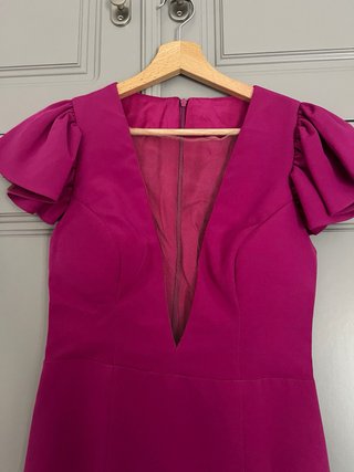 Vestido fucsia con escote pronunciado