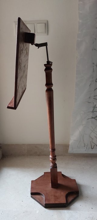 (28) Atril de madera para partituras