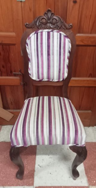 Silla antigua de madera y tela