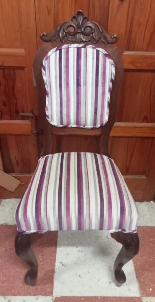 Silla antigua de madera y tela