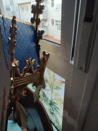 Capilla neogótica dorada y azul