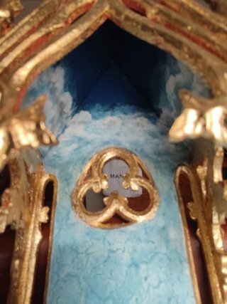 Capilla neogótica dorada y azul
