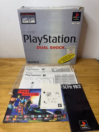 PlayStation 1 con scatola inserti e manuali