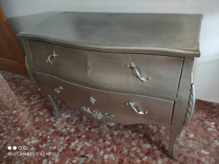 Tocador con espejo dorado y plateado
