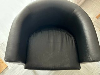Sillón bajo de piel sintética negro