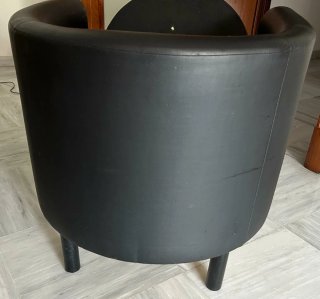 Sillón bajo de piel sintética negro