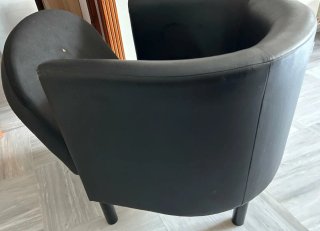 Sillón bajo de piel sintética negro