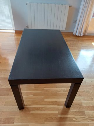 Mesa de centro oscura de madera