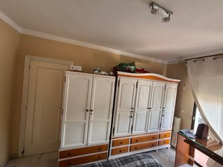 Armarios de madera blanco y marrón