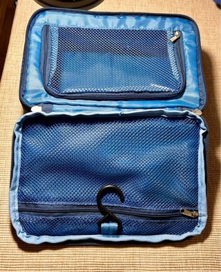 Neceser Benetton azul con colgador