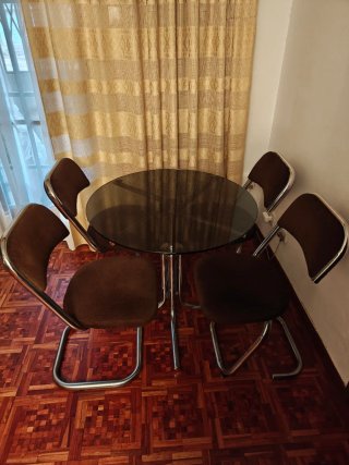 Mesa redonda cristal y 4 sillas estilo cantilever
