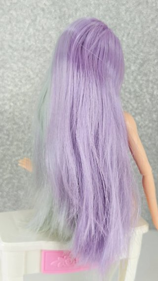 Barbie articulada morada