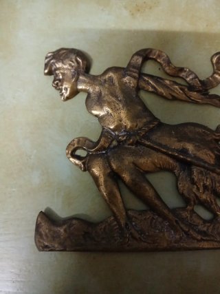 Relieve antiguo de bronce
