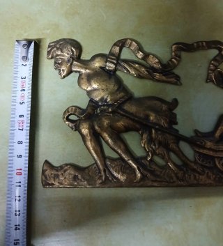 Relieve antiguo de bronce