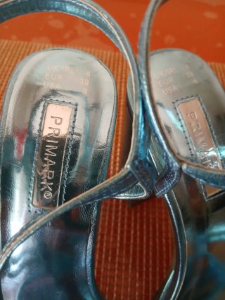 Sandalias de tacón azul metalizado