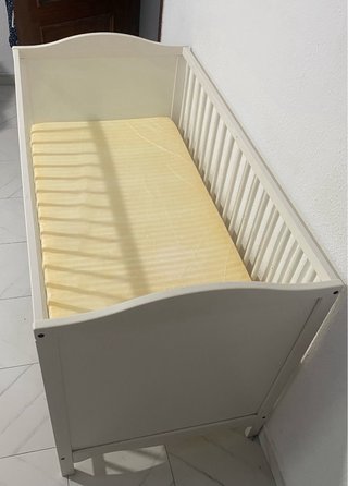 Cuna de bebé blanca