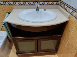 Mueble y espejo de baño madera y cristal.