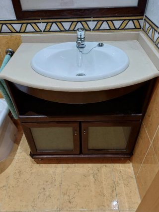 Mueble y espejo de baño madera y cristal.