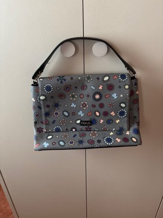 Bolso Tous y pañuelo estampado