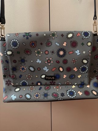 Bolso Tous y pañuelo estampado