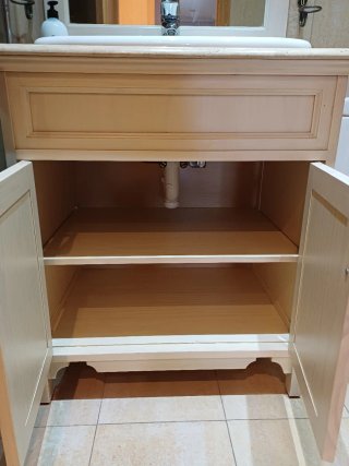 Mueble y espejo de baño madera y cristal.
