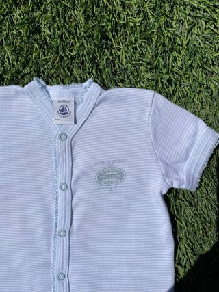 Mono corto de algodón Petit Beteau talla 3 meses.
