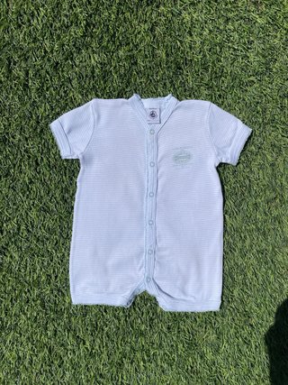 Mono corto de algodón Petit Beteau talla 3 meses.