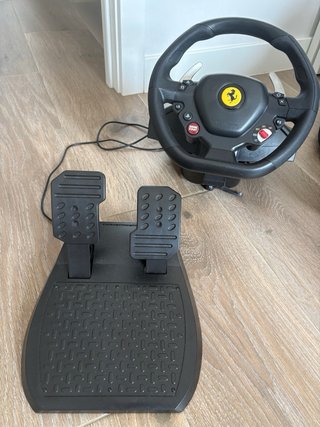 Volante Ferrari PS4/PS5 con Pedales