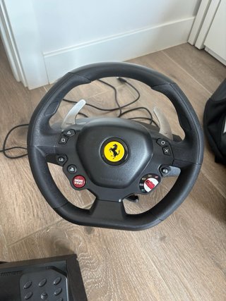 Volante Ferrari PS4/PS5 con Pedales