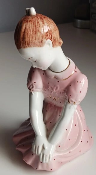 Figura de porcelana niña rosa