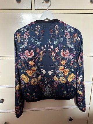Bomber Zara floral satinada Talla M