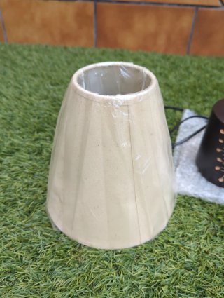 Lámpara de mesa con pantallas beige