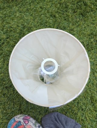 Lámpara de mesa con pantallas beige