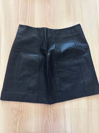Falda de cuero negra