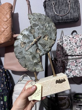 Escultura reloj conchas A. Angladas