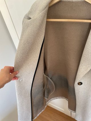 Abrigo beige con botón