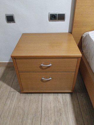 Cama de madera con mesitas