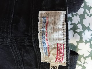 Pantalón vaquero hombre oscuro