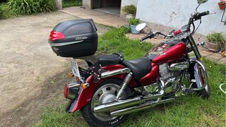 Moto Cruiser 250cc Negra y Roja Aquila hyosung 250