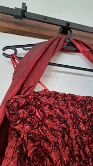 Vestido de fiesta rojo con flores