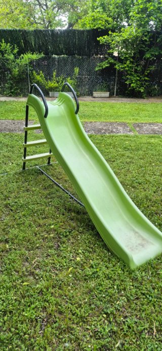 Tobogán infantil verde